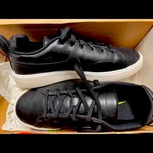 Black leather Nike golf shoes